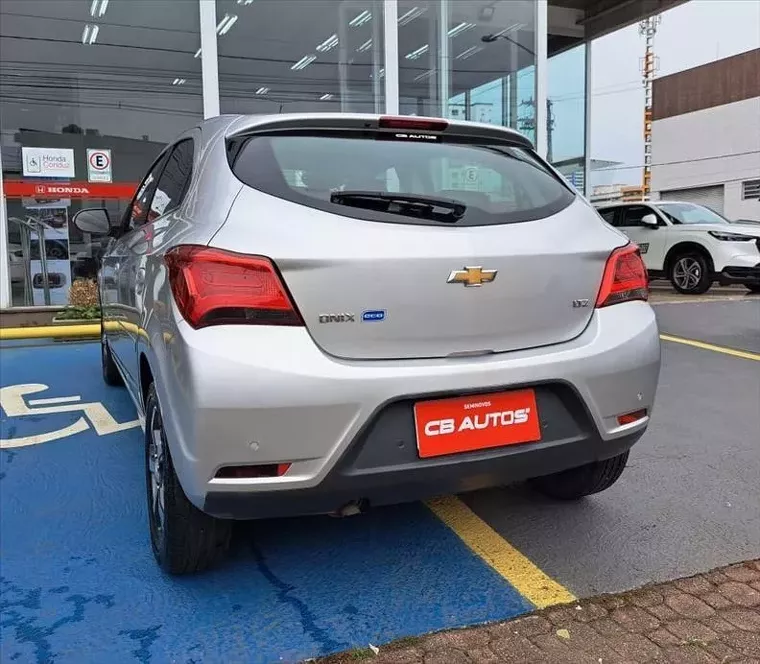 Chevrolet Onix Prata 3