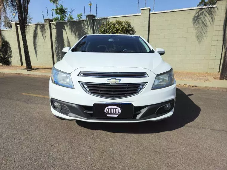 Chevrolet Onix Branco 2