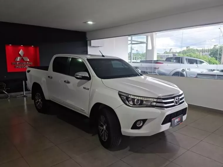 Toyota Hilux Branco 6