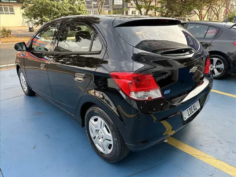 Chevrolet Onix Preto 6