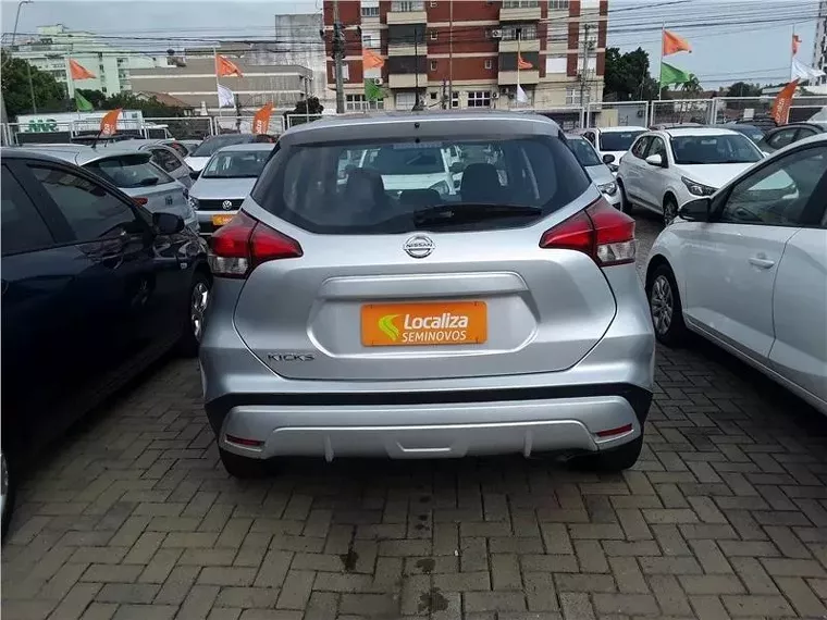 Nissan Kicks Prata 5