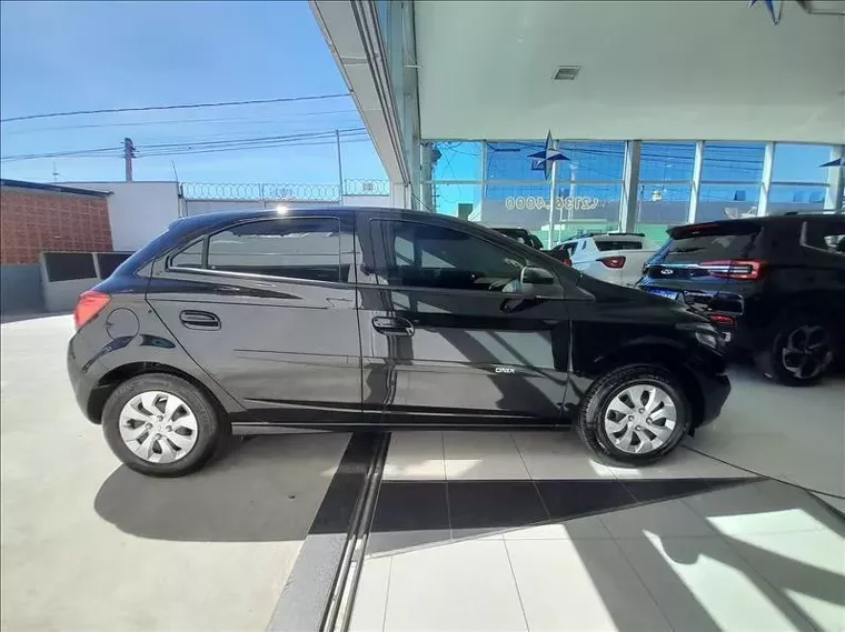 Chevrolet Onix Preto 2