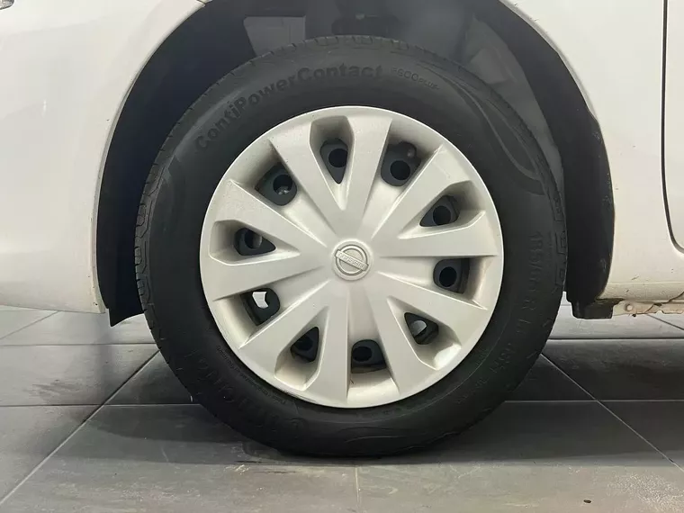 Nissan Versa Branco 15