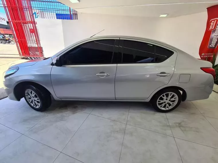 Nissan Versa Prata 1