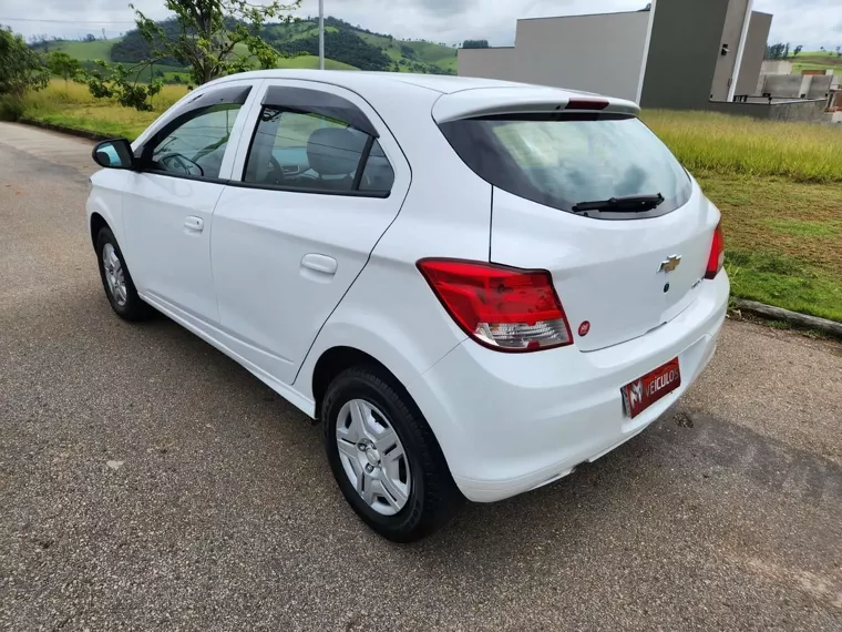 Chevrolet Onix Branco 12