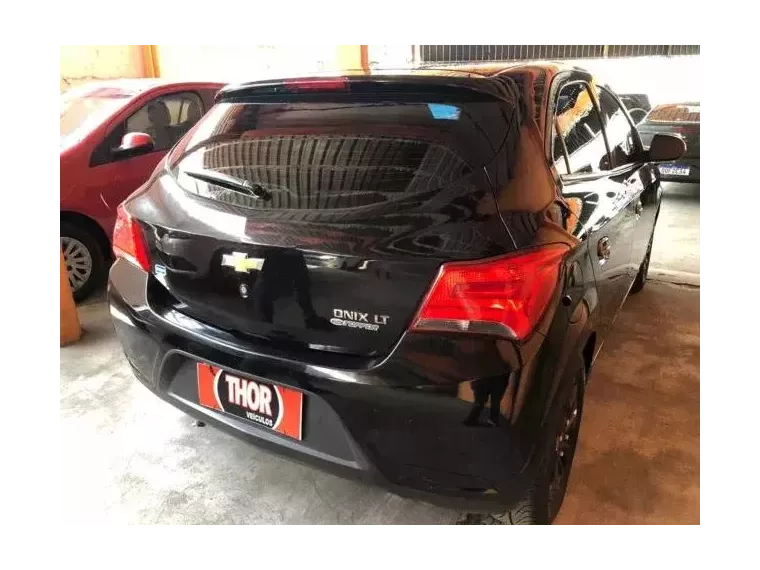 Chevrolet Onix Preto 2