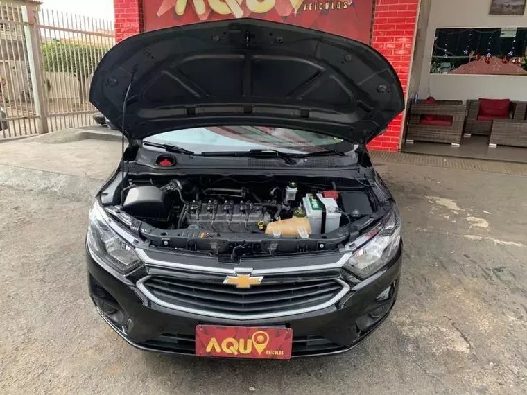 Chevrolet Onix Preto 13