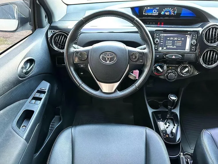 Toyota Etios Branco 6