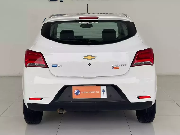 Chevrolet Onix Branco 3