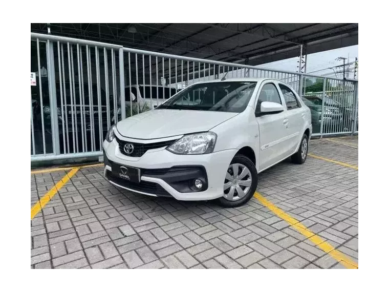 Toyota Etios Branco 3