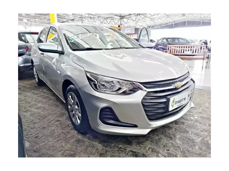 Chevrolet Onix Prata 5