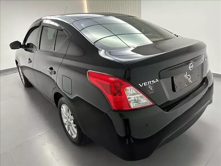 Nissan Versa Preto 12