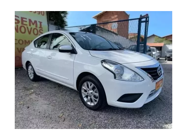 Nissan Versa Branco 10