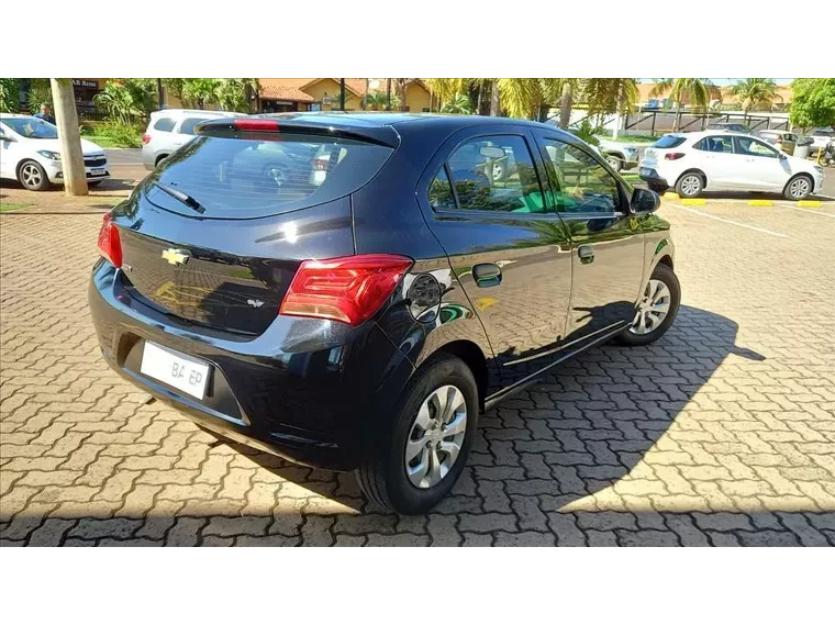 Chevrolet Onix Preto 1