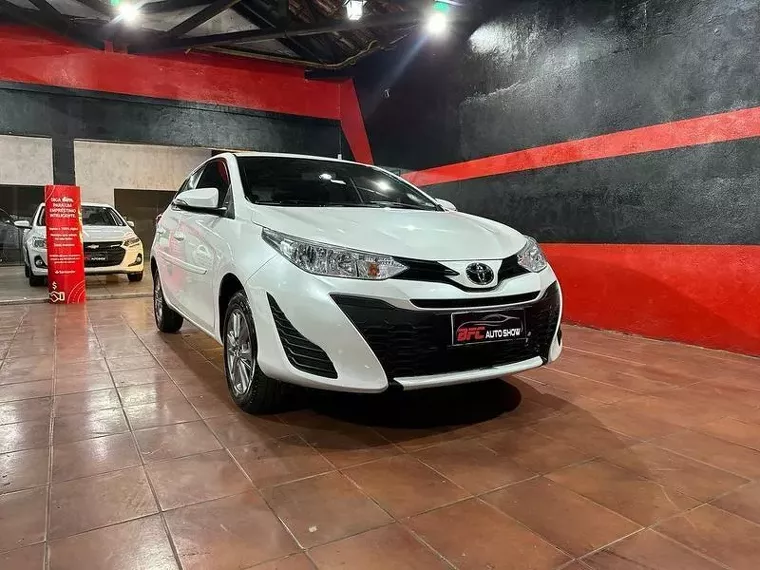 Toyota Yaris Branco 1