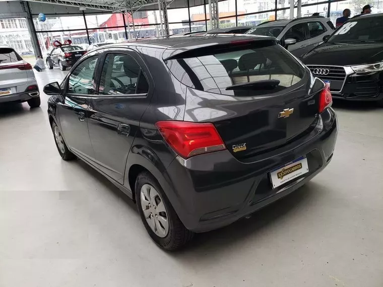 Chevrolet Onix Cinza 4