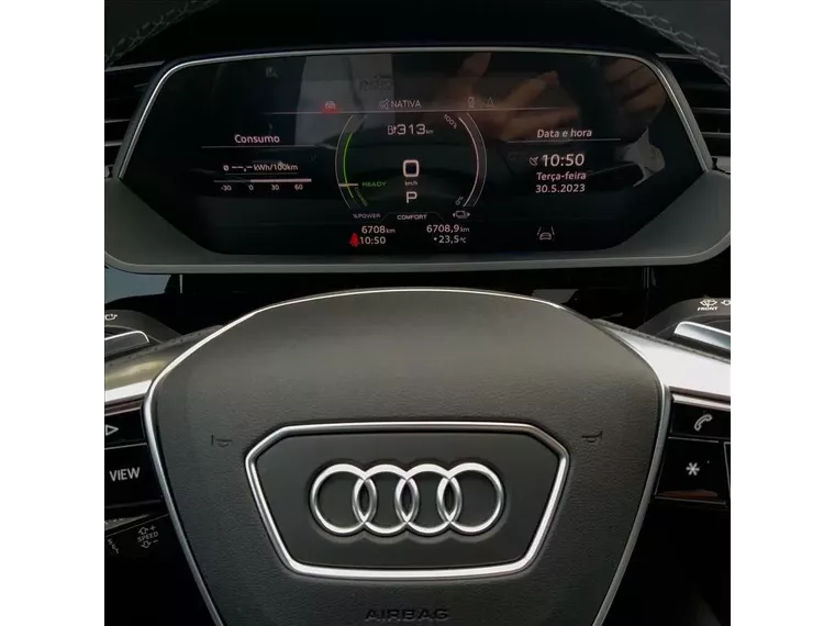 Audi E-tron Preto 13