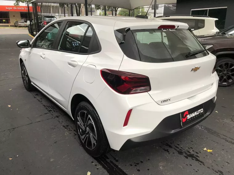 Chevrolet Onix Branco 10