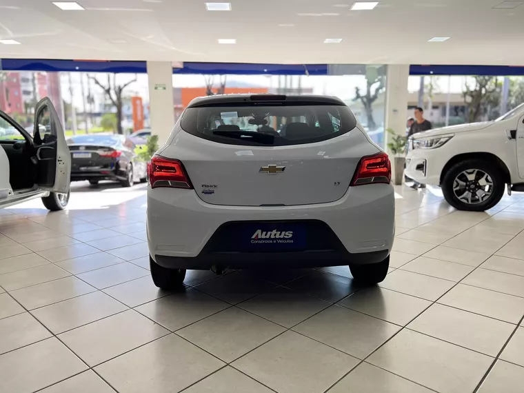 Chevrolet Onix Branco 6