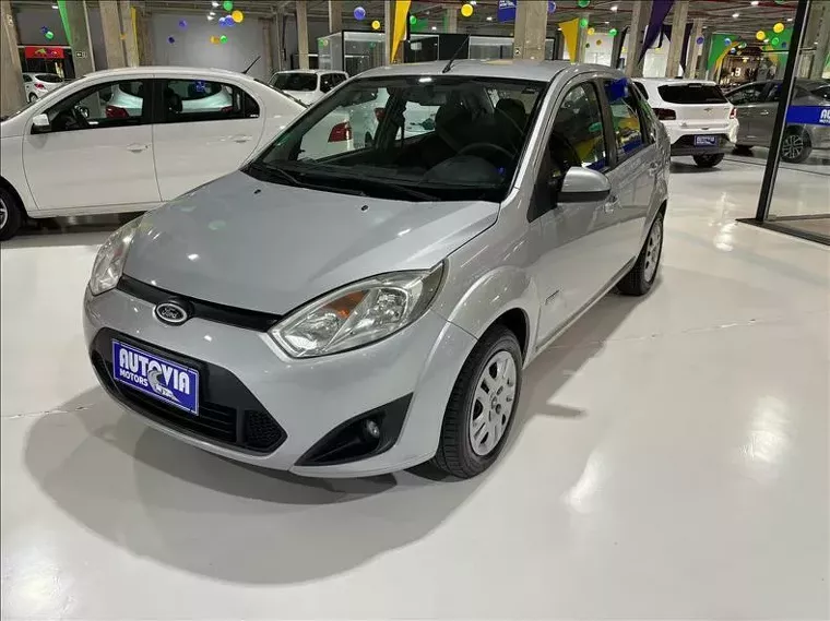 Ford Fiesta Prata 13