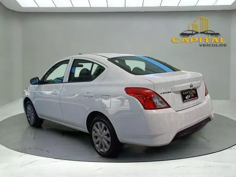 Nissan Versa Branco 9