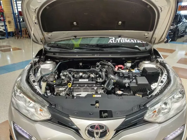 Toyota Yaris Prata 12