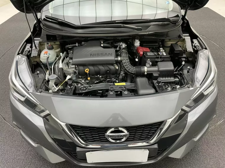 Nissan Versa Cinza 10