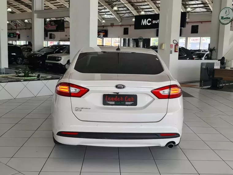 Ford Fusion Branco 17