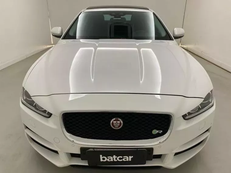 Jaguar XE Branco 16