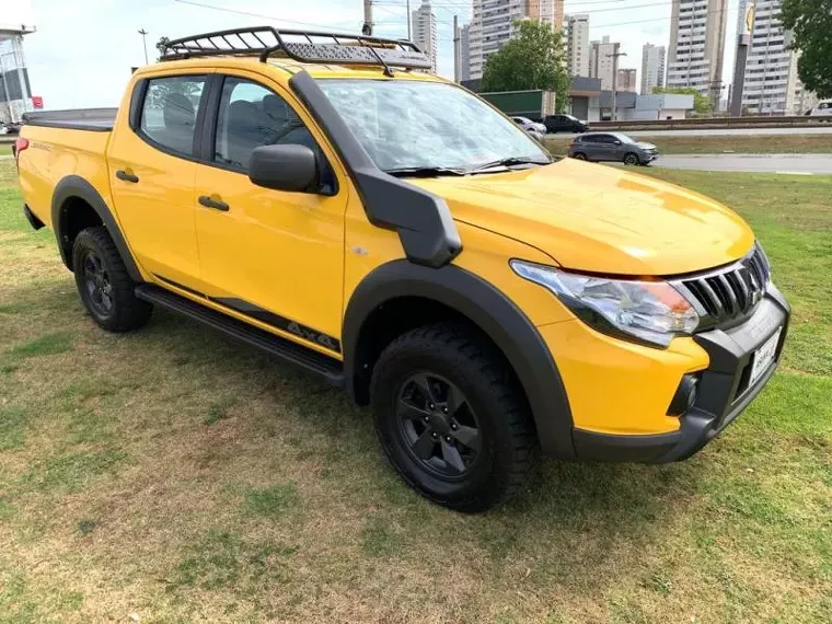 Mitsubishi L200 Triton Amarelo 5