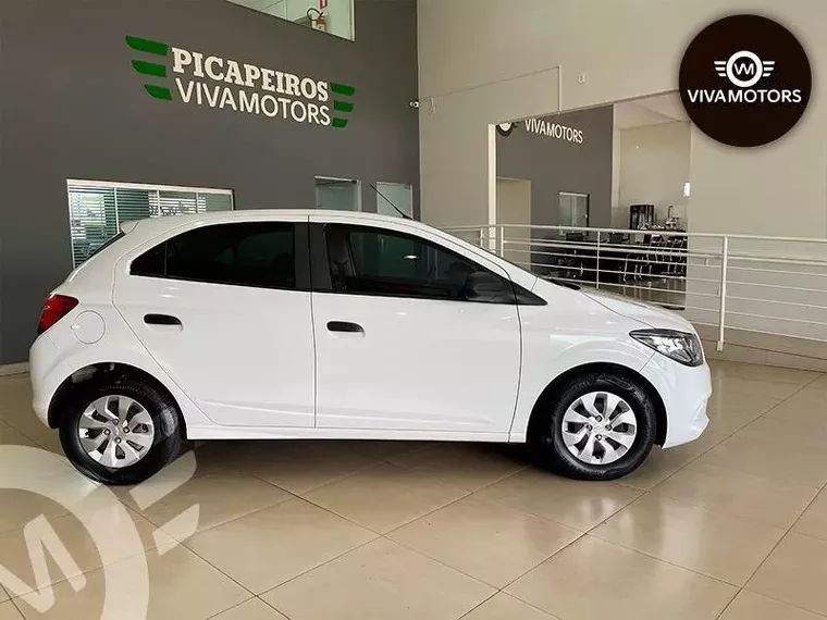 Chevrolet Onix Branco 9