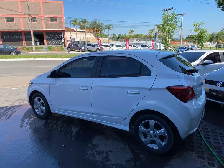 Chevrolet Onix Branco 3