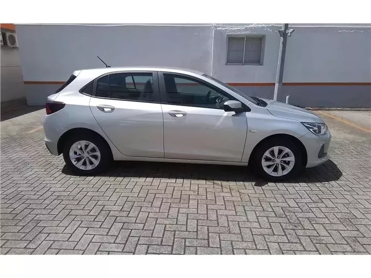 Chevrolet Onix Prata 6