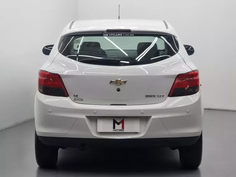 Chevrolet Onix Branco 1