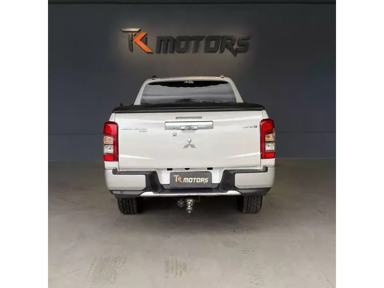 Mitsubishi L200 Triton Branco 4