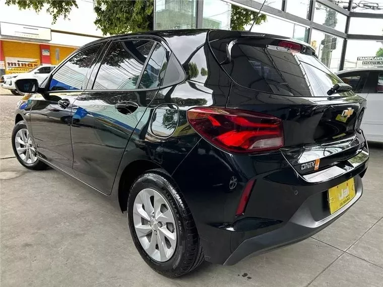 Chevrolet Onix Preto 6