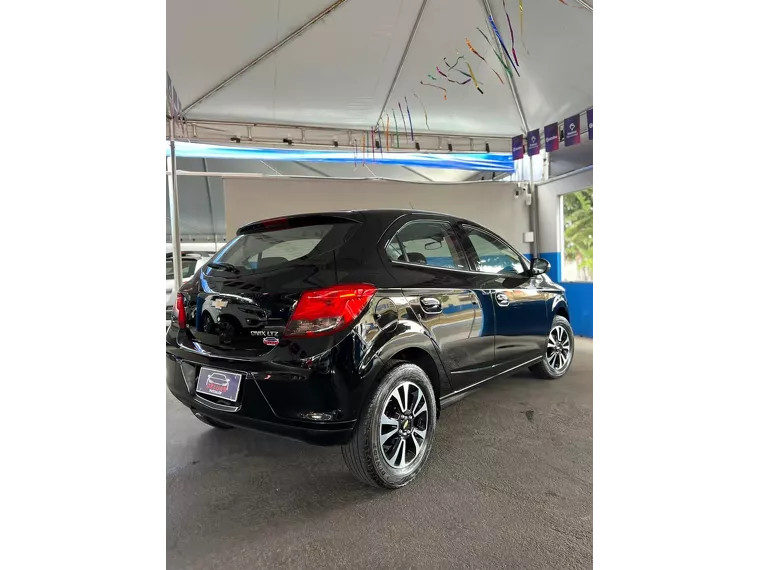 Chevrolet Onix Preto 1