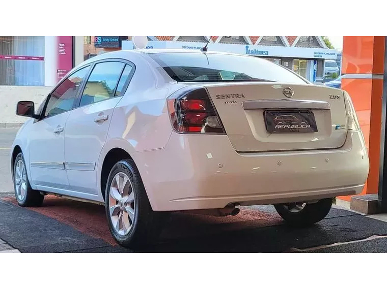 Nissan Sentra Branco 18