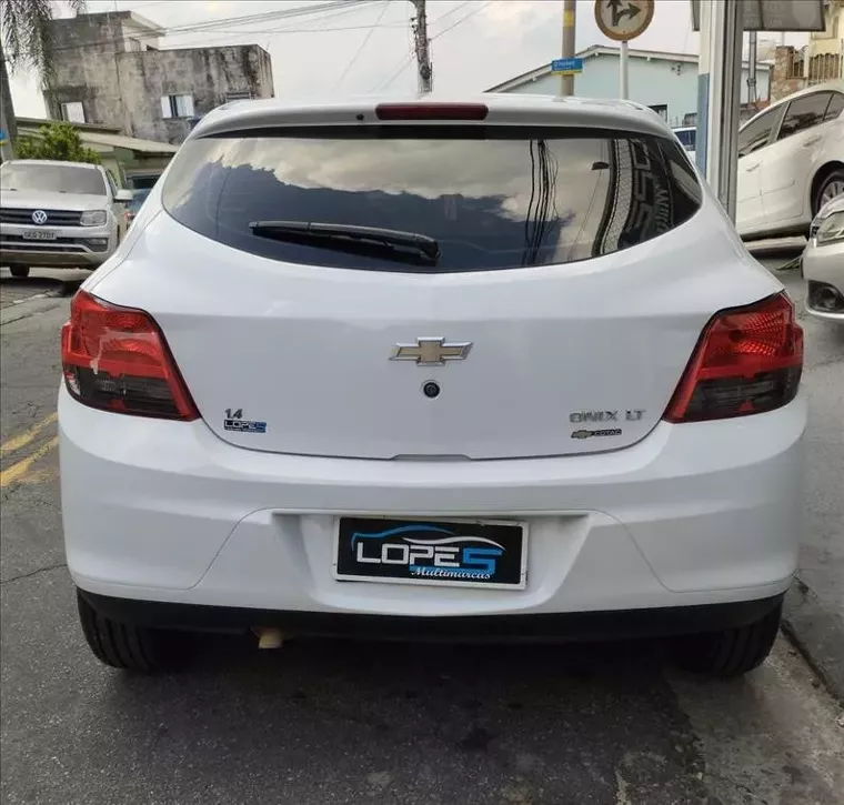 Chevrolet Onix Branco 9