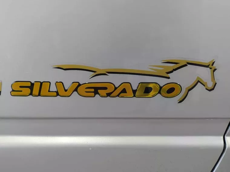 Chevrolet Silverado Prata 10