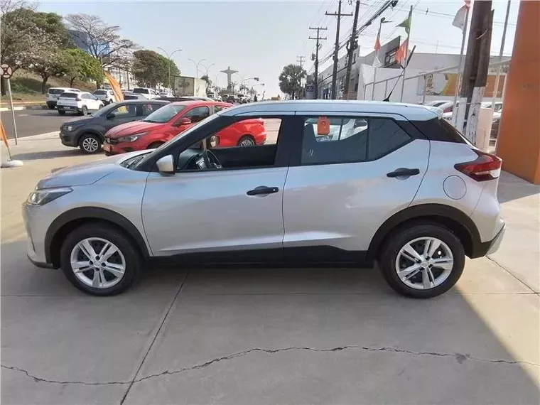 Nissan Kicks Prata 17