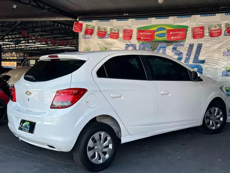 Chevrolet Onix Branco 8