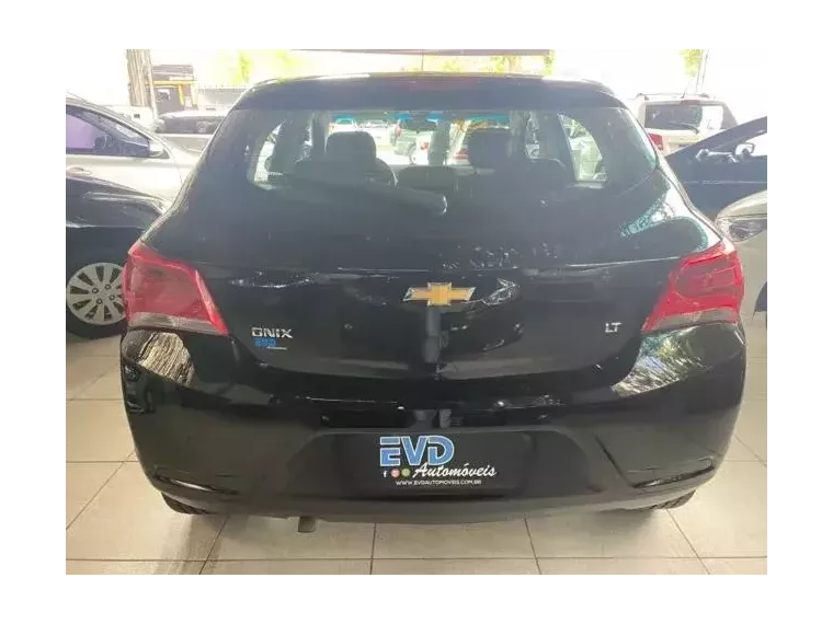 Chevrolet Onix Preto 9