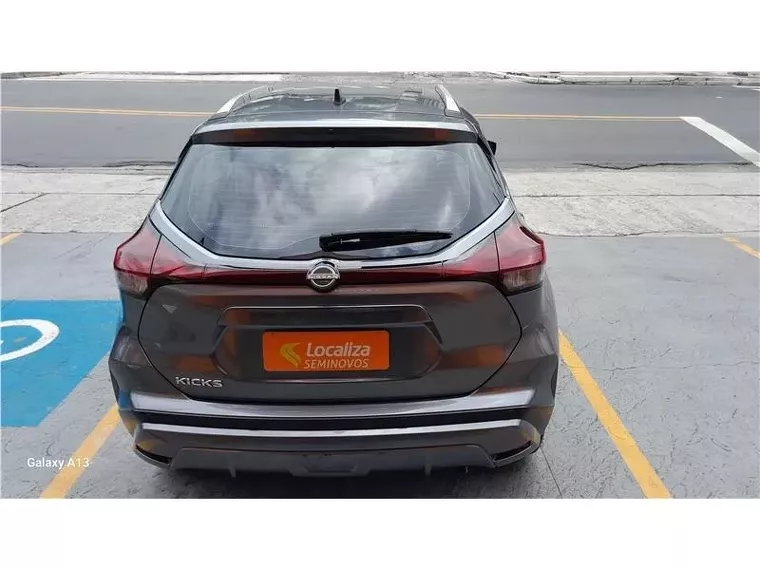 Nissan Kicks Cinza 1