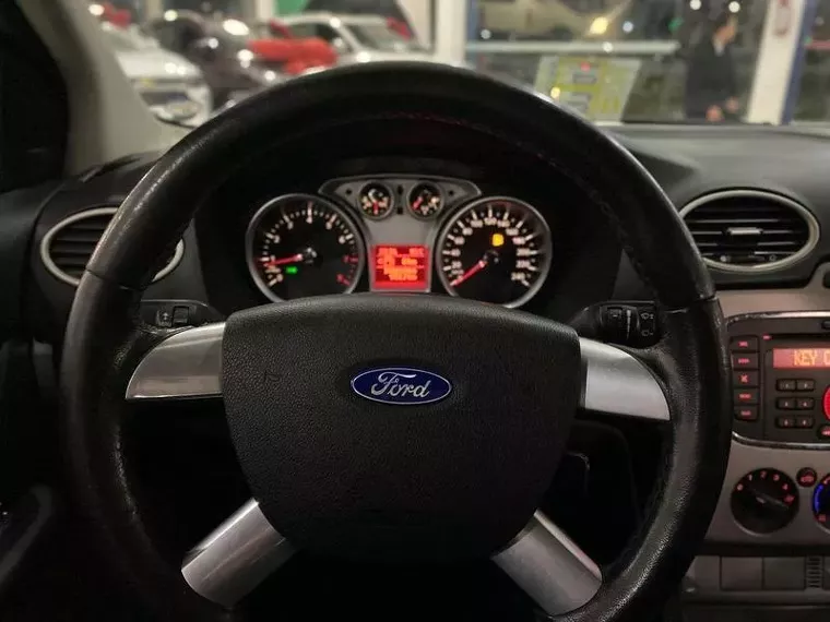 Ford Focus Preto 12