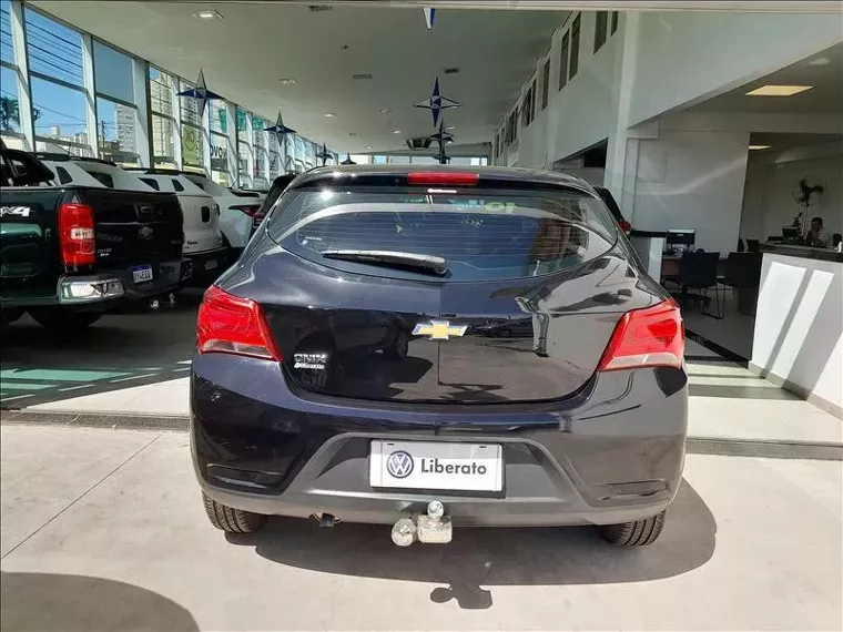 Chevrolet Onix Preto 10