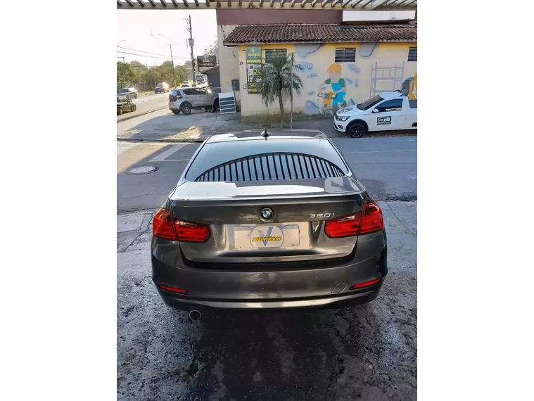 BMW 320i Cinza 13