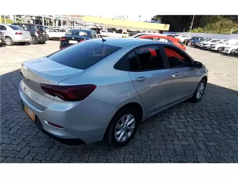 Chevrolet Onix Prata 6