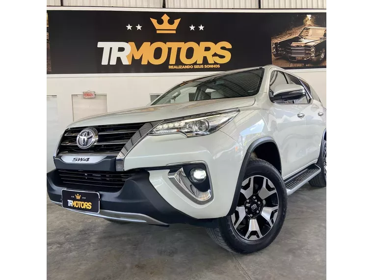 Toyota Hilux SW4 Branco 9