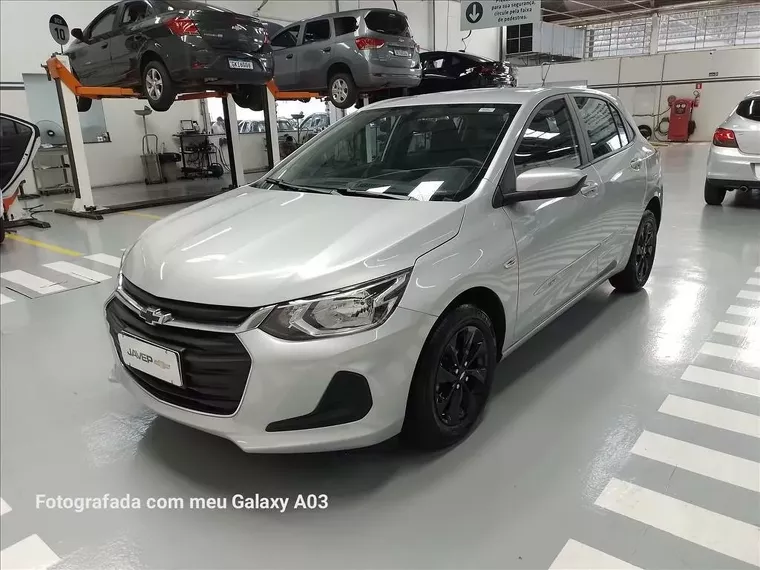 Chevrolet Onix Prata 6